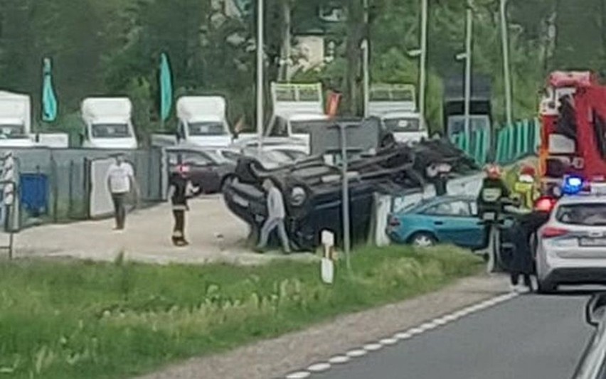 Strażacy zastali dwa rozbite auta. Samochód dostawczy leżał...