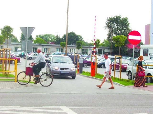 Z uszkodzonych urządzeń cieszą się kupcy, którzy byli przeciwni pobieraniu opłat od klientów. Obawiali się, że suwalczanie przestaną robić zakupy na bazarze. Na wniosek handlowców miasto zgodziło się obniżyć stawkę za parkowanie.