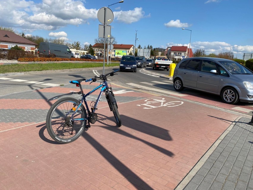 Wypadek w Ostrołęce na rondzie im. Zofii Niedziałkowskiej. Samochód potrącił rowerzystę. 28.04.2022. Zdjęcia