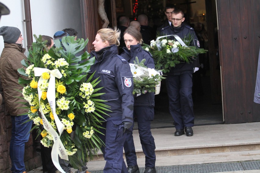 Ostatnie pożegnanie aspiranta Krzysztofa Węglińskiego z Tarnobrzega - policjanta, który zginął w wypadku jadąc na służbę  [ZDJĘCIA]