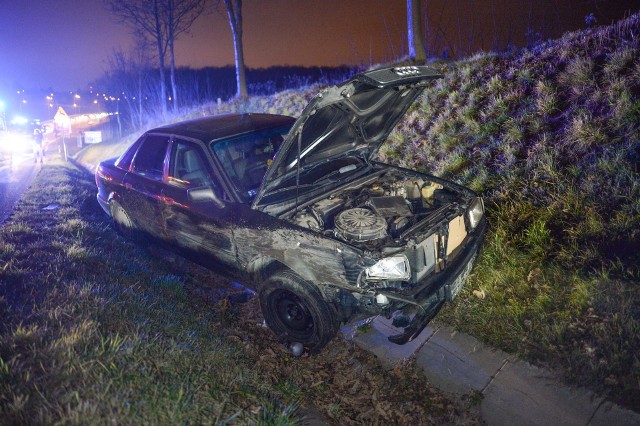 Do zdarzenia doszło w środę około godz. 18 na ul. Krakowskiej w Przemyślu. To fragment drogi krajowej nr 77. Kierujący audi jechał w kierunku Żurawicy. Nagle z prawej strony pod koła samochodu wbiegł dzik. Mężczyzna uderzył w zwierzę, a następnie wjechał do rowu po przeciwnej stronie drogi. Kierujący został przebadany przez załogę pogotowia ratunkowego, odmówił transportu do szpitala.Zobacz też: Śmiertelny wypadek w Srocku koło Piotrkowa. Citroen zderzył się z dzikiem