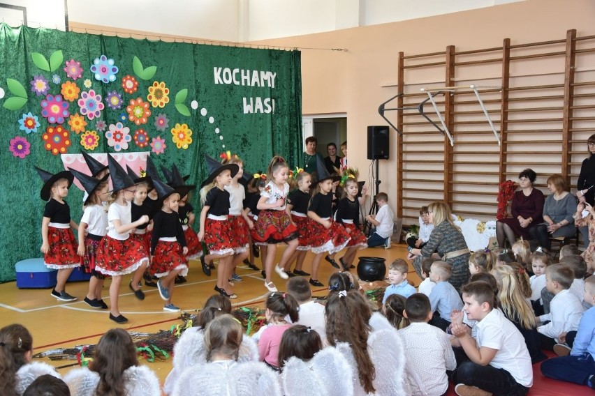 Taniec aniołków i świętokrzyskie scenki. Wspaniale widowisko w szkole w Raczycach (ZDJĘCIA) 