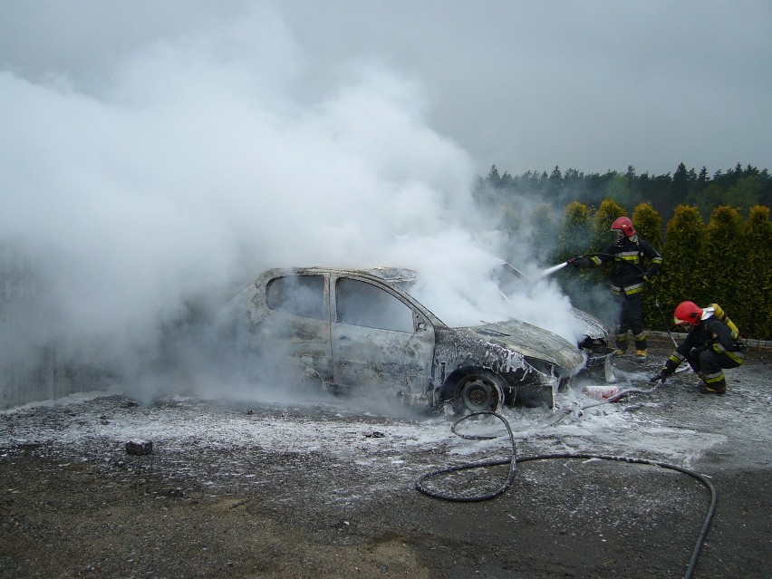 W Żorach - Rogoźnej spłonęły doszczętnie dwa auta [ZDJĘCIA]