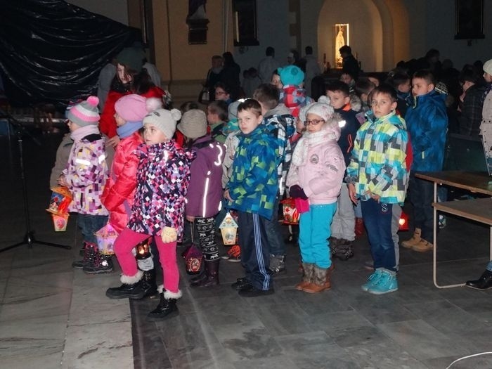 Roraty w Rudzie Śląskiej 2014: Rodziny z dziećmi i lampionami w kościele Św. Pawła [ZDJĘCIA]