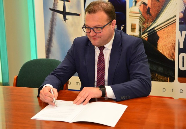 Prezydent Radomia Radosław Witkowski podpisał przesłaną przez wojewodę umowę na finansowanie przebudowy alei Wojska Polskiego. 