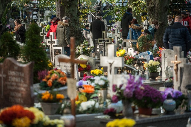 Wszystkich Świętych na cmentarzu w Koszalinie. Mieszkańcy odwiedzają groby swoich bliskich.Zobacz także: Koszalin 2018 : Wszystkich Świętych na cmentarzu w Koszalinie&lt;script async defer class=&quot;XlinkEmbedScript&quot; data-width=&quot;640&quot; data-height=&quot;360&quot; data-url=&quot;//get.x-link.pl/7ca9d796-6d18-fd4f-1ff0-a71df14d896b,6be6a453-004f-d4a4-477a-b5d235ec05bf,embed.html&quot; type=&quot;application/javascript&quot; src=&quot;//prodxnews1blob.blob.core.windows.net/cdn/js/xlink-i.js?v1&quot;&gt;&lt;/script&gt;