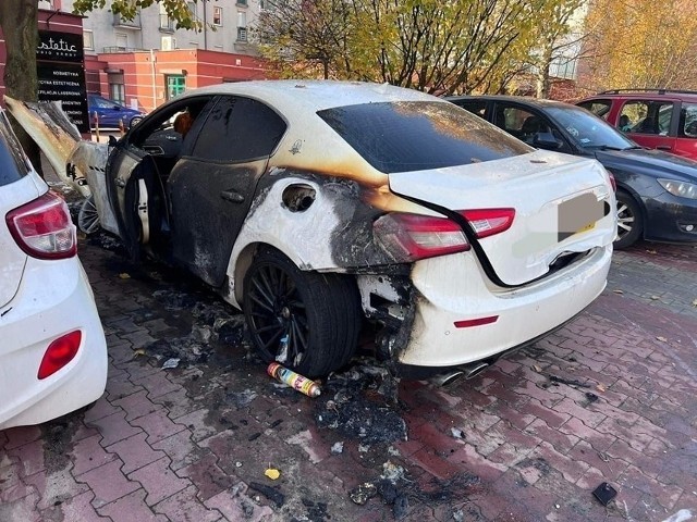 Spalone pojazdy przy ul. Stefana Jaracza