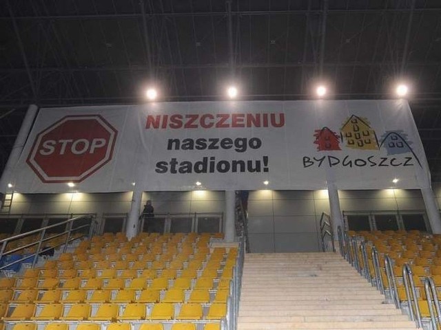 Mecz Zawisza - Piast Gliwice odbywał się przy pustych trybunach - stadion był w całości zamknięty
