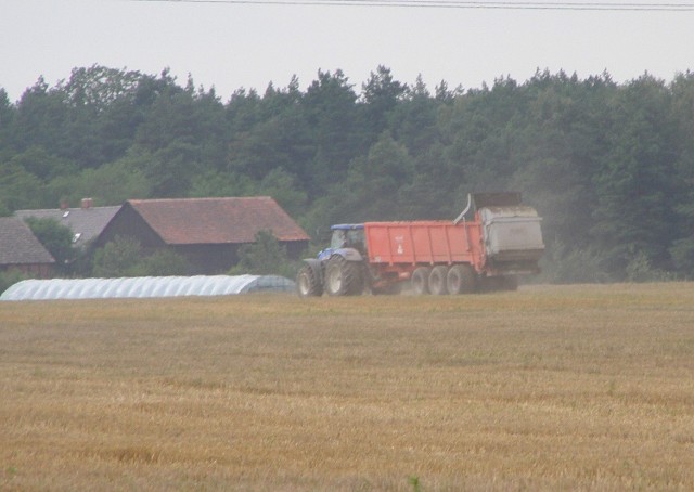 Potężne maszyny wywoziły na pola pod Kulowem tony ptasich odchodów, dlatego przez weekend tak cuchnęło.