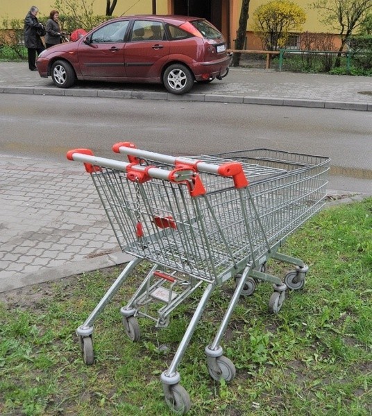Młodzież z tarnobrzeskiego osiedla Serbinów znalazła sobie dziwną formę rozrywki, zabierając sprzed pobliskiego hipermarketu wózki, które porzucają przy ulicy Matejki.