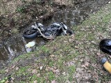 Motocykl wpadł do przydrożnego rowu w Dulczy Wielkiej. Dwie osoby trafiły do szpitala