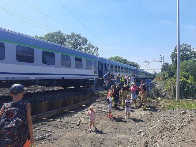 Pasażerowie pociągu, którego lokomotywa zaplątała się w trakcję elektryczną musieli wrócić na stację Opole Główne, skąd okrężną drogą pojechali w stronę Wrocławia.