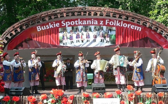 Kapela Buskowianie - ognistą "Polką od Piasku" - otworzyła w sobotę 36. Międzynarodowe Buskie Spotkania z Folklorem.