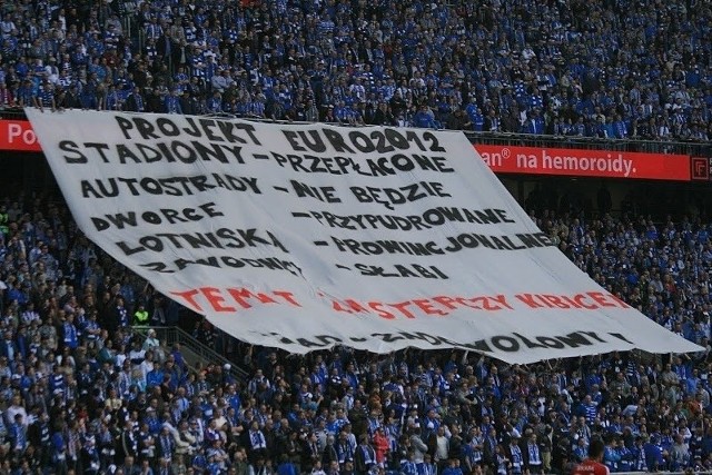 W miniony weekend na stadionach piłkarskich zawisły transparentu z protestem kibiców