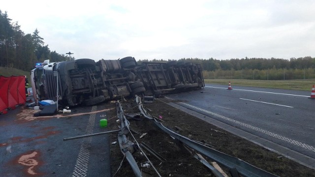 Śmiertelny wypadek na autostradzie A1 [26.10.2018] Ciężarówka przebiła bariery energochłonne