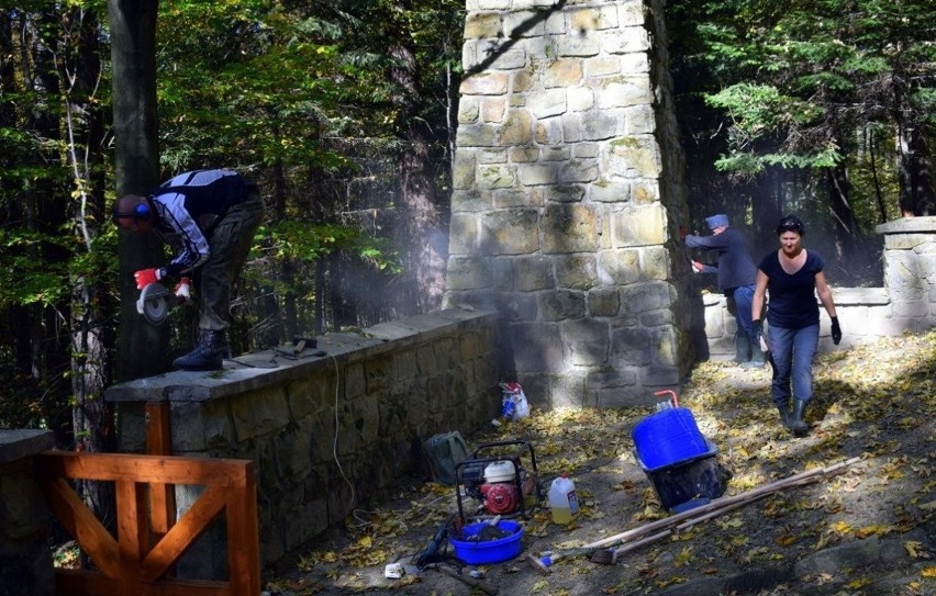 Karpacki Oddział Straży Granicznej prowadzi prace na cmentarzu w Małastowie. Przywracają historyczny wygląd miejsca GALERIA INTERAKTYWNA