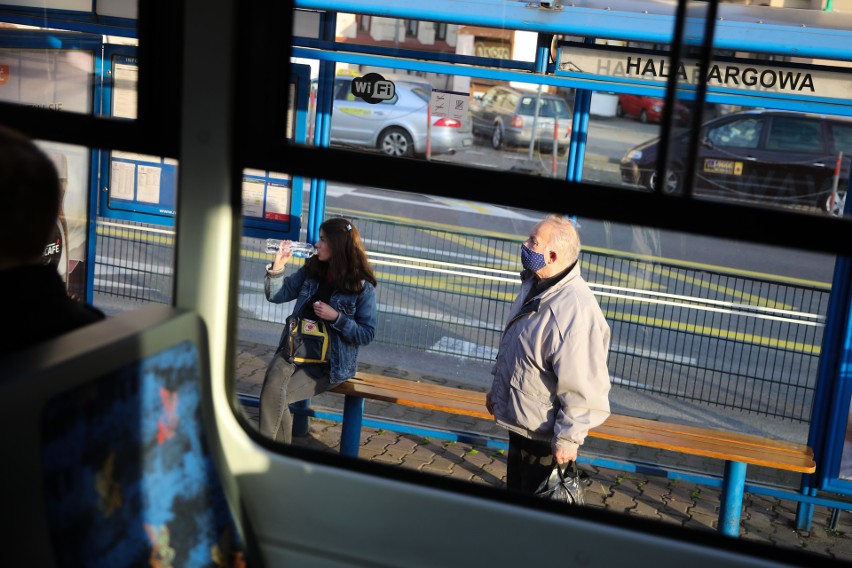 Kraków w czerwonej strefie. Mniejszy ruch na drogach, mniej pasażerów w autobusach i tramwajach [ZDJĘCIA]