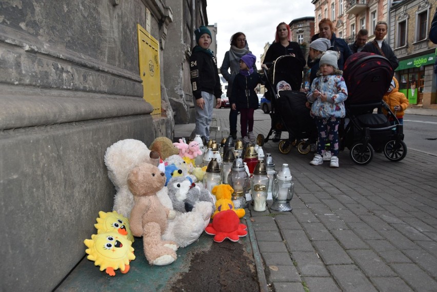 Marsz pamięci malutkiej Adusi z Grudziądza. Pod kamienicą...