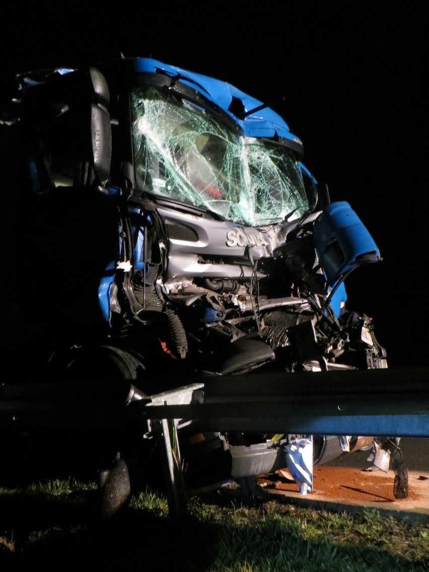 Wypadek na autostradzie A1 w Kopytkowie. Zderzyły się trzy ciężarówki [ZDJĘCIA]