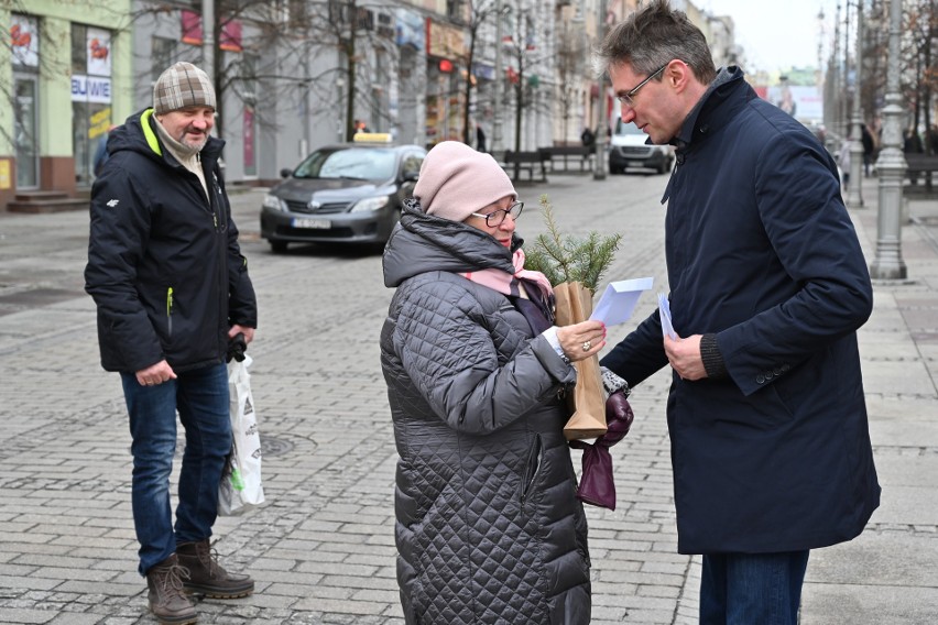 Świąteczne życzenia od Adama Jarubasa. Europoseł rozdawał choinki w Kielcach [WIDEO, ZDJĘCIA] 