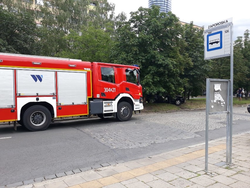 Wypadek na Zaporoskiej. Mercedes "koziołkował" i uderzył w drzewo (ZDJĘCIA)