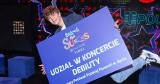 „Szansa na sukces. Opole 2023” FINAŁ. Kamil Jachyra triumfuje! Młody wokalista weźmie udział w koncercie „Debiuty” na festiwalu w Opolu!