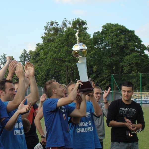 Piłkarze z Kluczborka otrzymali okazały puchar - nagrodę za awans do nowej II ligi.