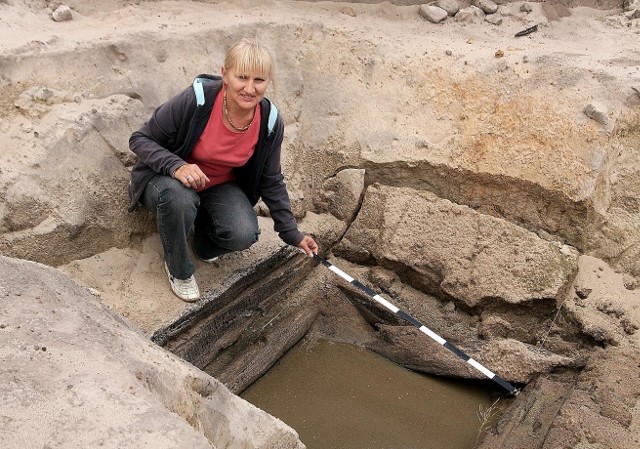 Archeolog Teresa Witkowska przy studni z okresu kultury łużyckiej, czyli sprzed 2,5 tys. lat temu