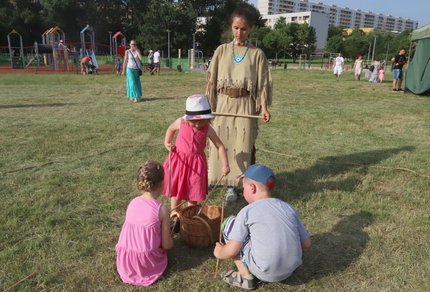 "Powrót indiańskiej wioski" w parku na Ustroniu. Piknik Amfiteatru z warsztatami, zabawami i tańcami 