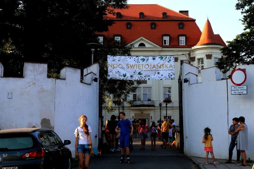 Noc Kupały w Leśnicy. Tradycyjny korowód z pochodniami i puszczanie wianków 