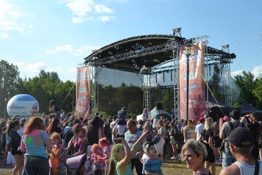 Scena festiwalowa skąd muzyką kierował DJ.