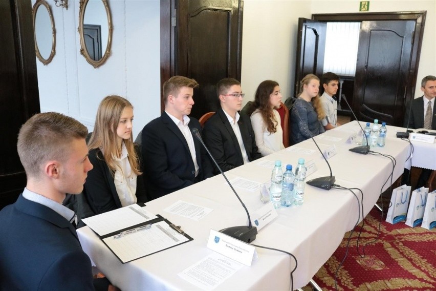 Młodzieżowi radni Piekar obradowali na pierwszej sesji [ZDJĘCIA]
