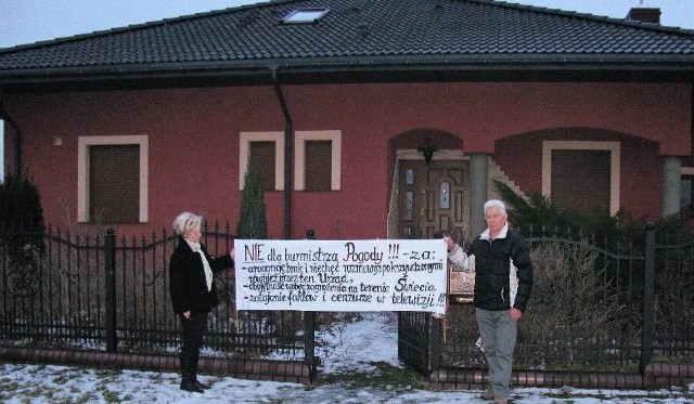 Z tym transparentem mama Małgorzaty Gawrońskiej (tu przed domem, zagrożonym katastrofą ) protestowała przed urzędem.