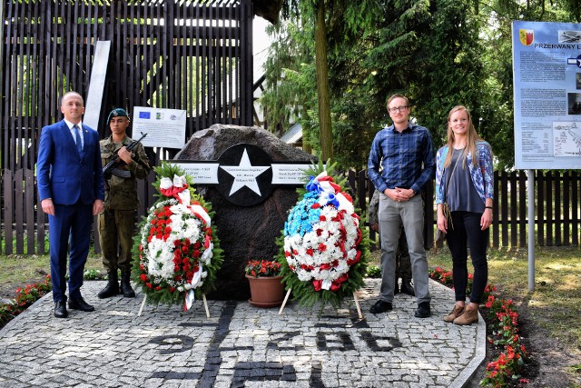 Członkowie rodziny Johna Sunberga amerykańskiego pilota, zestrzelonego w 1945 r. nad Mosiną, odwiedzili Witnicę. Złożyli kwiaty pod obeliskiem ku pamięci pilota i odwiedzili miejsce katastrofy samolotu.Był marzec 1945, załoga bombowca B-17 ,,Latająca Forteca’’ wracała z bombardowania Berlina na lotnisko wojsk amerykańskich. Po ataku niemieckich myśliwców samolot uległ jednak uszkodzeniu i musiał szukać szybkiego lądowiska, więc obrał kurs w stronę terenów zdobytych przez Armię Radziecką, na wschód od Odry. Z niewyjaśnionych do dziś przyczyn, Rosjanie zestrzelili samolot, który rozbił się pod Ściechowem, a członkowie załogi katapultowali się wcześniej nad wsią Mosina koło Witnicy. Ciał dwóch z nich – Johna Sunberga i Leonarda Marino – nie odnaleziono do dziś.Zobacz archiwalne wideo z poszukiwań szczątków lotników oraz wraku samolotu:Ponad 70 lat później grupa miłośników historii z Witnicy rozpoczęła poszukiwania szczątków amerykańskich pilotów. Z pomocą ekipy TVP Historia i Gazety Lubuskiej udało się ustalić kilka faktów z tamtych lat, ale poszukiwania z georadarem nie pomogły w odnalezieniu mogił. Udało się tylko ustalić miejsce rozbicia się samolotu i znaleźć część jego szczątków. W tej grupie był Dariusz Jaworski, wtedy szef Jednostki Strzeleckiej 4044 Witnica. Gdy został burmistrzem, postanowił upamiętnić zaginionych obeliskiem w prawdopodobnym miejscu ewakuacji załogi B-17. W odsłonięciu obelisku w 2017 r. brali udział m.in. gen. bryg. Stanisław Czosnek (dowódca 11 Lubuskiej Dywizji Kawalerii Pancernej) i Minister Elżbieta Rafalska oraz przedstawiciele Pentagonu i 64 Batalionu Wsparcia US Army z Colorado.Wydarzenie to odbiło się szerokim echem w mediach. Artykuł na ten temat opublikowała także na swoich stronach internetowych US Army. W ten sposób o sprawie dowiedzieli się Hannah i Zach Sunberg, wnuki brata Johna Sunberga. Rodzeństwo postanowiło odnaleźć w Polsce mogiłę brata ich dziadka i w tej sprawie przyjechali wczoraj do Witnicy. O sprawie pisaliśmy wielokrotnie:*  Zagadka bombowca B-17. Historia ożyła po 67 latach*  Gdzie leżą szczątki Amerykanów z B-17?*  W Mosinie odsłonięto obelisk, poświęcony amerykańskim lotnikom [WIDEO, ZDJĘCIA]Młodzi Amerykanie spotkali się z Burmistrzem Dariuszem Jaworskim, który przekazał im materiały z poszukiwań pilotów – m.in. filmy i zdjęcia. Następnie pojechali do Mosiny, gdzie wspólnie złożyli wieńce kwiatów przy obelisku. Oglądali też miejsce w lesie w Ściechowie, gdzie do dziś spoczywają szczątki samolotu B-17. Następnie zwiedzili Muzeum Chwały Oręża Wojska Polskiego im. Płk. Czesława Chmielewskiego w Witnicy. We wszystkich tych miejscach byli pod dużym wrażeniem doświadczeń wojny. Hannah studiuje historię, a Zach kierunek związany z lotnictwem. – Zrobiliście bardzo wiele dobrego dla uhonorowania pamięci o wujku Johnym. Nawet jeśli nie udało się odnaleźć szczątków brata naszego dziadka, to i tak dla nas jest to więcej, niż się mogliśmy spodziewać – mówił wzruszony Zach Sunberg.Autor: Materiały gminy Witnica, oprac. (pik)