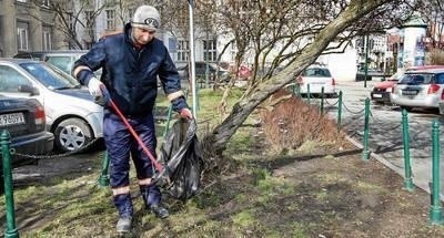 Służby sprzątają miasto, ale to niewiele daje, bo zima wciąż nie odpuszcza Fot. Anna Kaczmarz