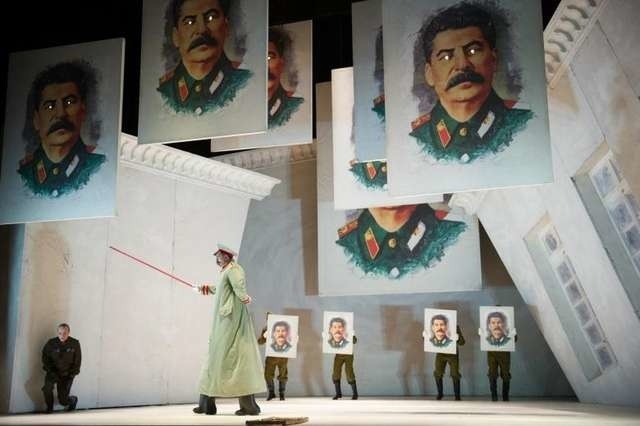 Dyktator, wyglądający jak Stalin, mówi: „Nam niepotrzebni są geniusze, nam są potrzebni wiernopoddani”