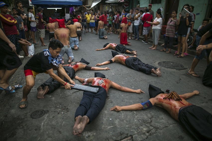 Filipiny: Krwawy Wielki Piątek w San Fernando [ZDJĘCIA] Ruben Enaje dał się ukrzyżować po raz 32, Mary Jane Sazon - 7 raz w tym roku [WIDEO]
