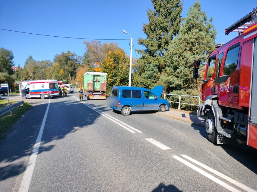Wypadek na DK 28 w Zamieściu. W zderzeniu trzech samochodów poszkodowana została jedna osoba