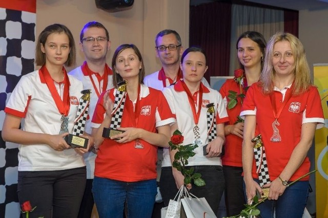 Polki, brązowe medalistki mistrzostw Europy w szachach, z kieleckim arcymistrzem, trenerem Wojciechem Morandą (drugi z lewej) i trenerem Markiem Matlakiem.  