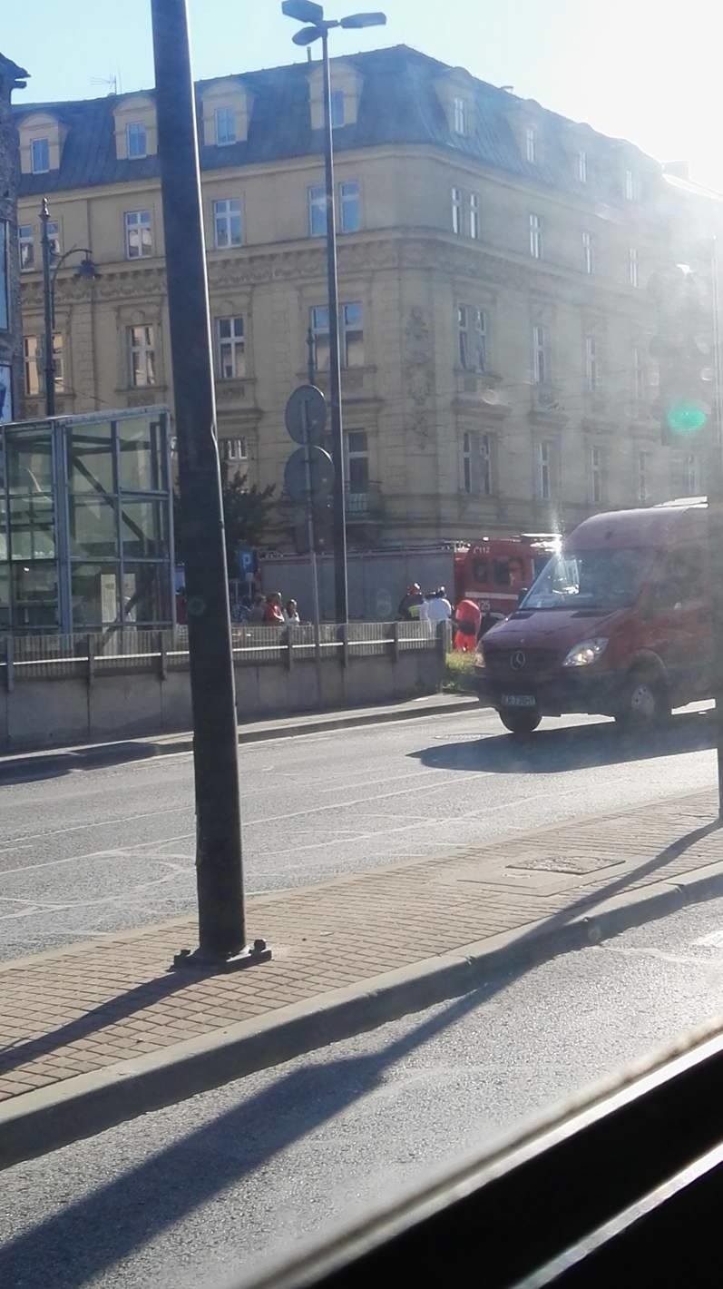 Zderzenie samochodu z motocyklem na skrzyżowaniu ul. Lubomirskiego i Rakowickiej w Krakowie ZDJĘCIA
