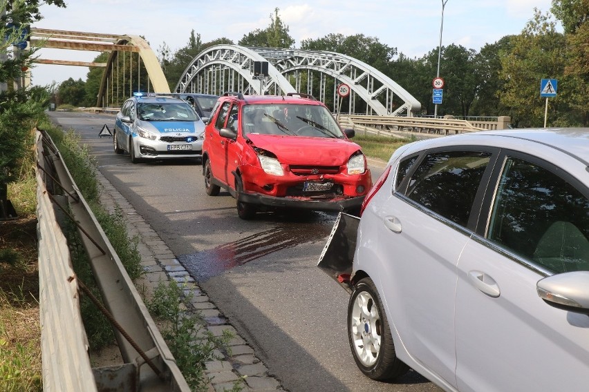 Wypadek przy mostach Jagiellońskich. Korki w stronę centrum (ZDJĘCIA)
