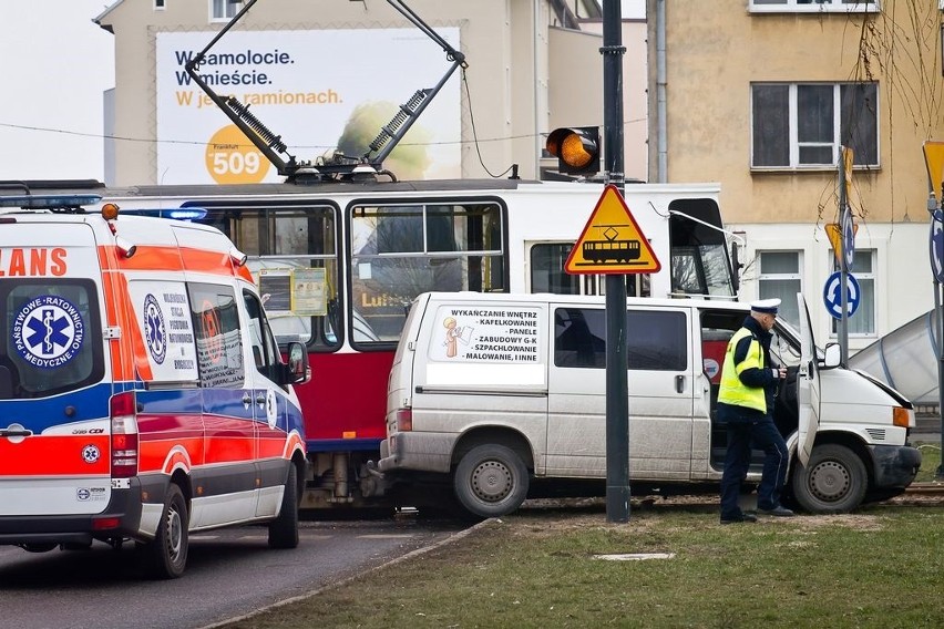 Bydgoszcz. Zderzenie tramwaju z autem