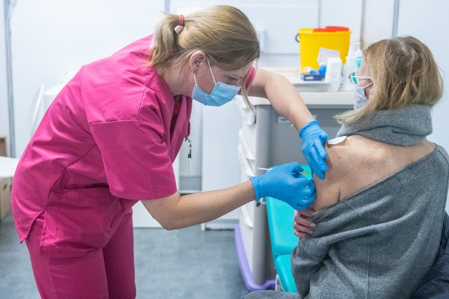 - Mamy 7 stanowisk kwalifkacyjno-rejestracyjnych i 6 stanowisk pielęgniarskich, gdzie odbywają się szczepienia, oraz salę obserwacyjną. Dzięki temu możemy zaszczepić około 30 osób w ciągu godziny - mówi Bartosz Sobański ze Szpitala Klinicznego Przemienienia Pańskiego.