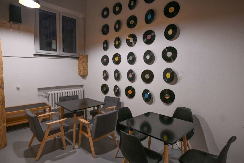 Vinyl Shop & Cafe „Longplay” znajduje się przy ulicy Polnej...