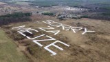 "Sorry za Mejzę". Ogromny napis w Gostchorzu koło Krosna Odrzańskiego. Część mieszkańców wstydzi się Łukasza Mejzy