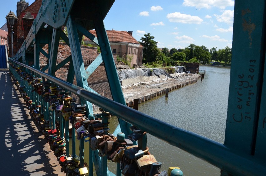 Znika mur między Odrą a Ostrowem Tumskim. Będzie promenada? (ZDJĘCIA)