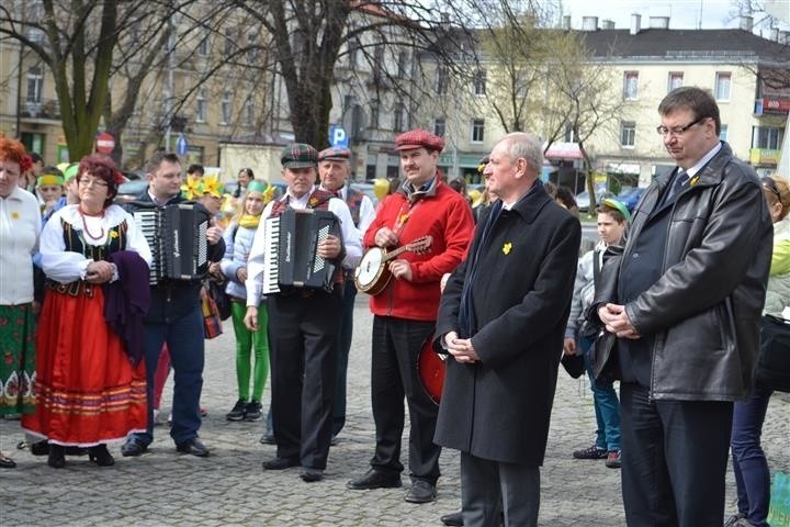 Uczestnicy ubrani byli w kolorowe elementy. Dominowały...