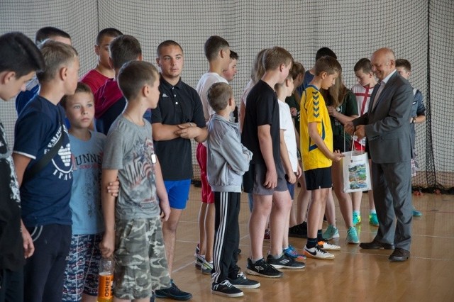 Wypoczywającym w regionie świętokrzyskim dzieciom z Ukrainy nagrody za rozegrany turniej wręczył wójt Marian Buras.