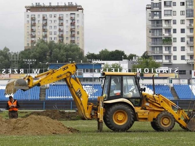 Na stadionie miejskim wystartowała budowa nowej trybuny.