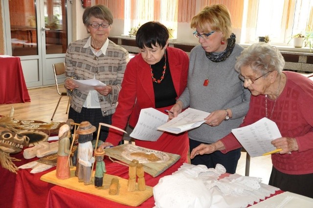 Jury konkursu: Wanda Szkulmowska, Maria Flinik-Huryn, Bożena Olszewska i Wiesława Wolna - ocenia prace nadesłane na konkurs